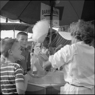 Knabe kauft eine Zuckerwatte, Zürcher Knabenschiessen 1961