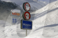 Heftige Schneefälle Schweiz 2006: Münster, eingeschneit; Ortsschild
