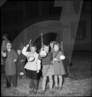 Kinder am Räbeliechtli-Umzug in Wollishofen 1955