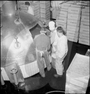 Bierbrauerei , Suppe wird in Maischbottich gekocht; 1945