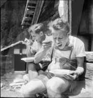 Lager, Jugendliche beim Essen im Freien; 1944