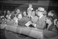 General Guisan besucht das Zürcher Knabenschiessen 1947