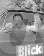 Tour de Suisse 1968: Blick-Kolumnist Ferdy Kübler im Blick-Werbeauto