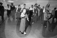 Tibeter Flüchtlinge bei Ankunft im Flughafen Kloten 1966