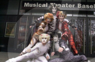 Cats-Darsteller vor dem Musical Theater Basel, 2005