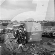 Polizisten bei Knorr-Bus in Ausstellung "Lärmbekämpfung", Zürich1960