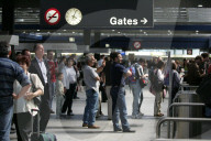 Flughafen Zürich-Kloten 2004: Menschen warten im Terminal 2