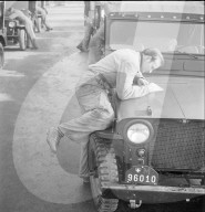 Rekruten bei Einführungskurs im Umgang mit dem Armee-Jeep, Thun 1950