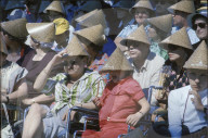 Festspiel "Fête des Vignerons" 1977: Zuschauer schützen sich vor der Sonne