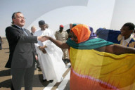 Bundespräsident Samuel Schmid bei der Ankunft auf dem Flughafen Bamaku mit Mali's Präsident Amadou Toumani Touré, 2005