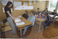 Sheribane Hylaj unterrichtet Oberstufenkinder aus dem Kosovo, 1999