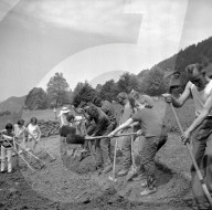 Junge Freiwillige bei der Erstellung eines Erholungsplatzes; Wildhaus 1965