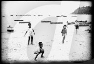 Kinder beim Spielen am Strand, Brasilien 1950