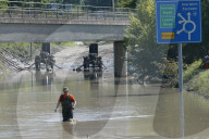Unwetter Schweiz 2005: Aufräumarbeiten, Zivilschutz pumpt eine überschwemmte Unterführung bei Sarnen