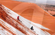 FEATURE - Schnee-Rutschspass in der Sahara