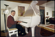 Unternehmer Kurt Künzli am Flügel, 1993