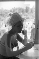 Frau mit modischer Badekappe 1969