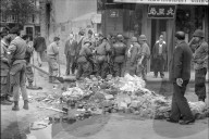 Studentenunruhen in Paris 1968: Soldaten räumen Strasse auf