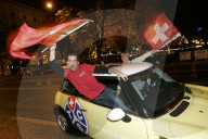 Menschen in Zürich feiern die Qualifikation der Schweiz für die Fussball-WM, 2005