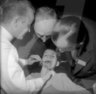 Zürich, Zahnmedizinisches Institut, Kind wird untersucht; 1961