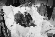 St. Moritz; zwei Frauen in Pferdeschlitten; 1947