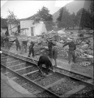 Trümmer von Feuerwerkfabrik auf Bahngeleise, Oberarth 1948