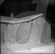 Zerstörte Baracke nach Explosion eines Badeofens, Melchtal 1953