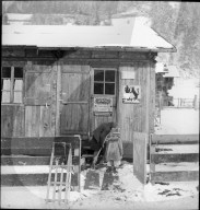 Evakuierte kinder aus Mitholz vor Notunterkunft 1948