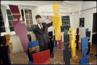François Fricker mit Pappfiguren für Denkspiel 1993
