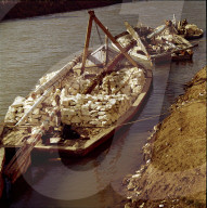Mit Steinblöcken beladene Barken auf dem Nil, ca. 1960