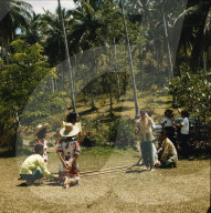 Philippinen: Dorfbewohner bei einem traditionellen Spiel, ca. 1960