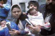 Familie mit verletzen Kleinkinder; Tränengaspetarde 1987
