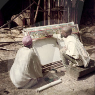 Maler schaffen Bildergeschichten mit religiösen Legenden, ca. 1960