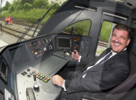 Peter Spuhler im neuen Triebzug "Flirt" der Stadler Rail, 2004