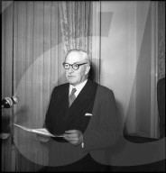 Professor Pirenne verliest Erklärung von Leopold von Belgien, Genf 1950