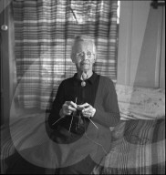 Frau Camenzind strickt Soldatensocken, 1942