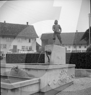 Brunnenstatue von Jakob Gujer (Kleinjogg) in Wertmatswil, 1949
