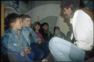 Carl Just im Gespräch mit Kinder in Sarajewo 1995