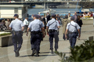 Zürcher Polizei patrouilliert an der Seepromenade