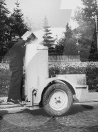 Benzinmangel in der Schweiz 1940: Auto mit Holzgas-Generator