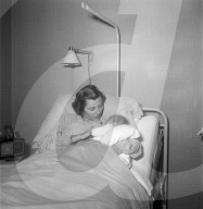 Fürstin Gina von Liechtenstein mit Tochter Norberta Elisabeth, 1950