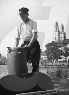 Benzinmangel in der Schweiz 1942: Boot mit Holzgas-Generator