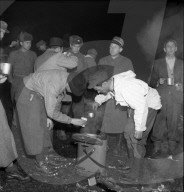 Rosenlaui; Schweizer Soldaten machen Pause während Rettungsaktionl; 1946