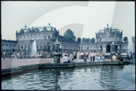 Touristen vor Zwinger in Dresden 1987