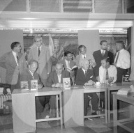 Buchsignierung im NSB Bücherstudio, Zürich 1959