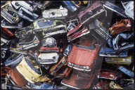 Gestapelte Autowracks auf Autofriedhof 1982
