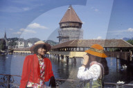 Japanische Touristen vor der neuen Kapellbrücke 1994