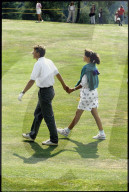 Pirmin Zurbriggen mit seiner schwangeren Frau Monika auf dem Golfplatz, 1990