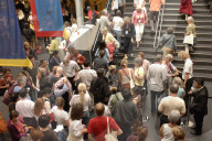 Der Dalai Lama unterrichtet im Zürcher Hallenstadion 2005: Tascheninspektion am Eingang