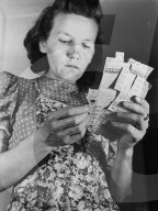 Frau mit Lebenmittelkarten, circa 1943